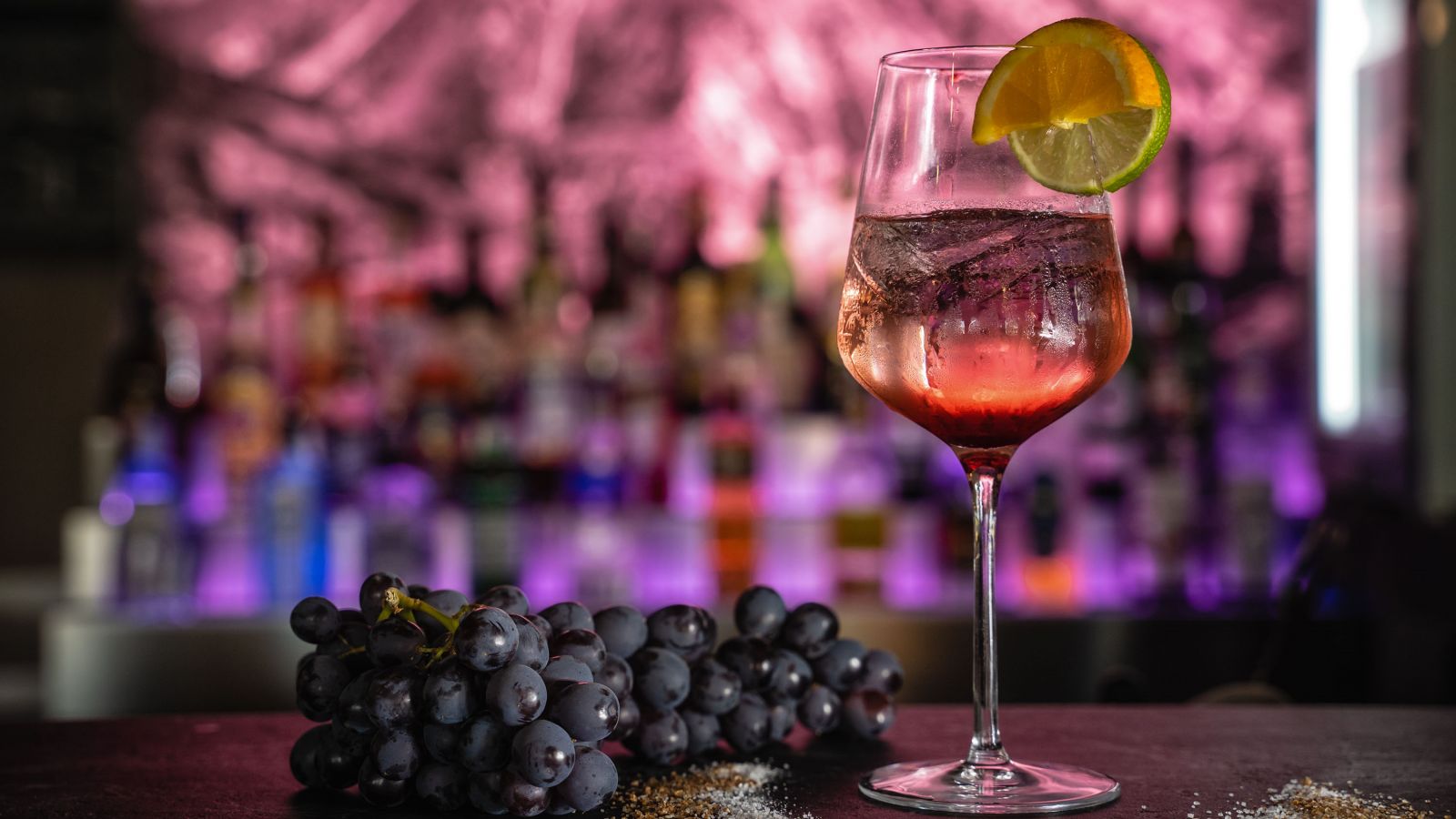 Eleganter Cocktail an der Bar